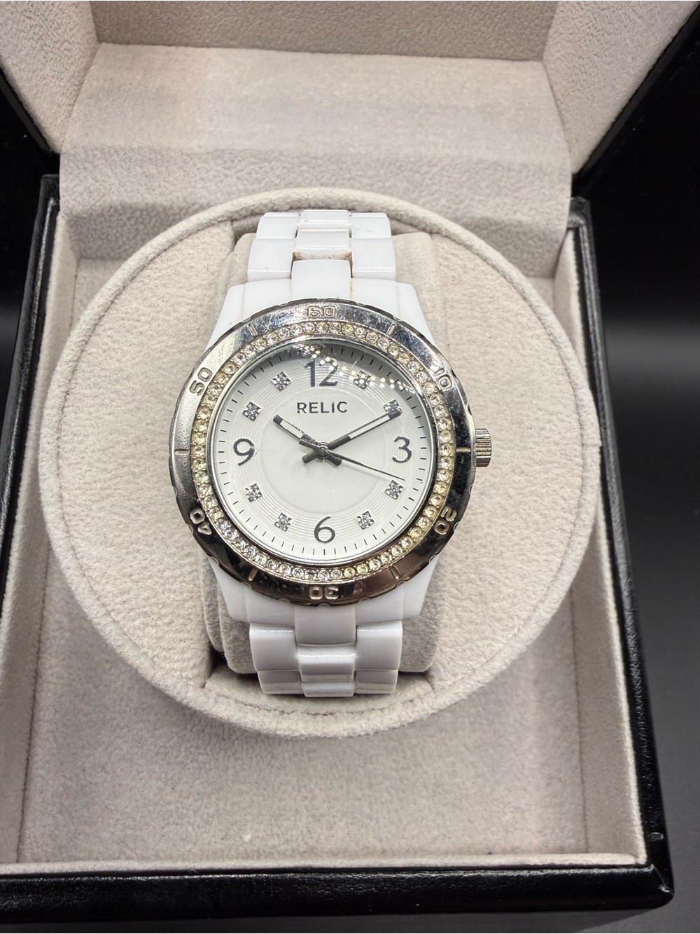 Relic ZR11898 Womens White Resin Crystal Bezel Watch 35.5mm 7.0 inch New Battery